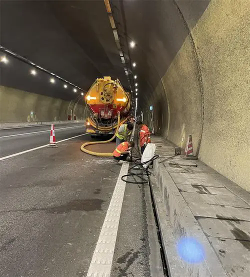 姚安隧道排水渠清淤